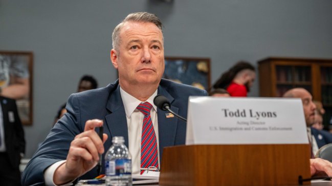 Renunció el director de ICE tras testificar ante el Congreso