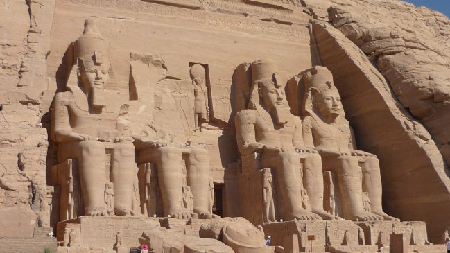 Misión egipcia desenterró una estatua que podría pertenecer al faraón Ramsés II