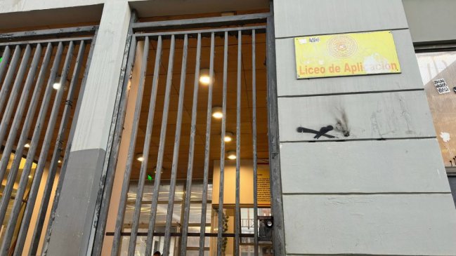 Estudiantes intentaron tomar el Liceo de Aplicación en rechazo a 