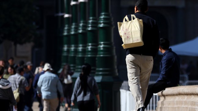 Estudio: El 50% de los trabajadores chilenos gana menos 600 mil pesos líquidos