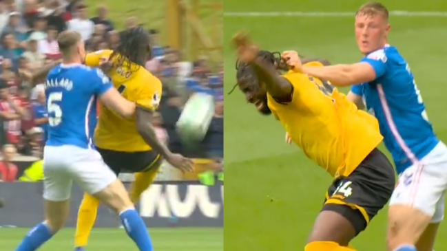 [VIDEO] De no creer: Jugador fue expulsado por jalar del pelo a su rival en la Premier League