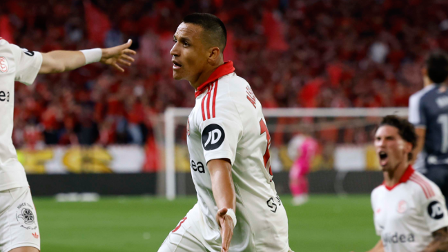 Prensa española se rindió ante Alexis tras el gol que sacó a Sevilla del descenso