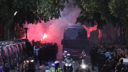   Violenta llegada: Hinchas de FC Barcelona atacaron a pedradas los buses de Real Madrid y el de su propio equipo 