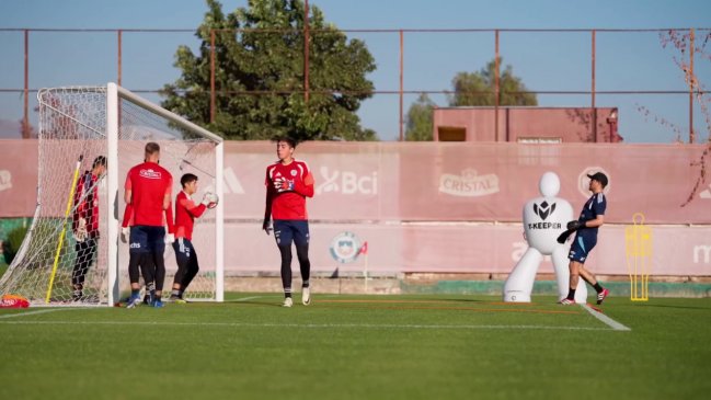 Nicolás Córdova citó a cinco arqueros para un microciclo específico de La Roja