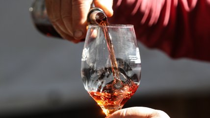   El consumo mundial de vino cayó en 2025 a mínimos de 1957 y también bajó el comercio 