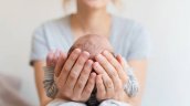 Fundación impulsa voluntariado para entregar abrazos y compañía a bebés bajo cuidado estatal