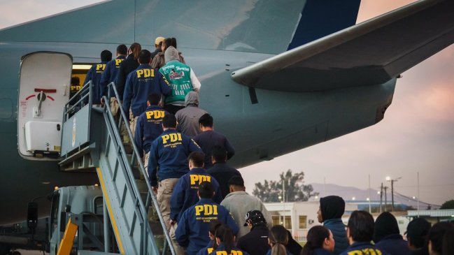 Gobierno concretó vuelo de expulsión de 80 personas con destino a Bolivia y Colombia
