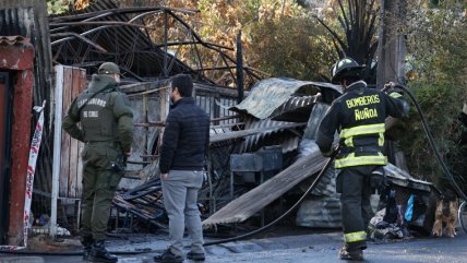Incendio en Peñalolén dejó dos víctimas fatales y tres viviendas afectadas