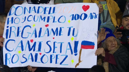   Hincha de San Marcos cumplió 100 años y se robó las miradas con un emotivo cartel 