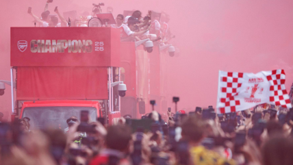   Arsenal celebró la Premier League en Londres tras su caída en la Champions 