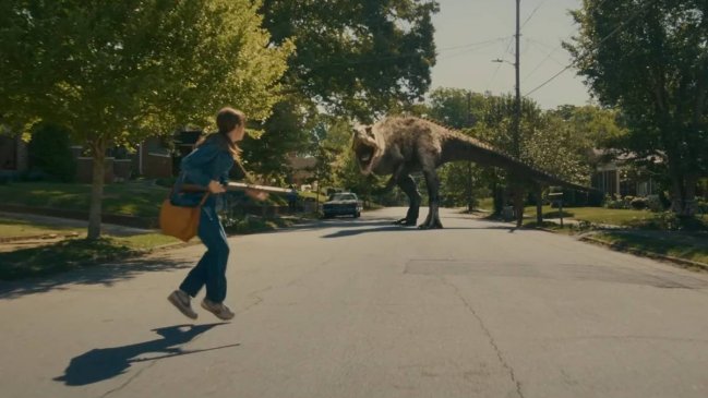 Anne Hathaway queda atrapada en la era jurásica en el tráiler de 