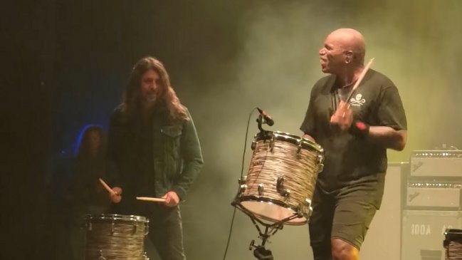 Líder de Foo Fighters mostró su lado más duro y tocó con Sepultura