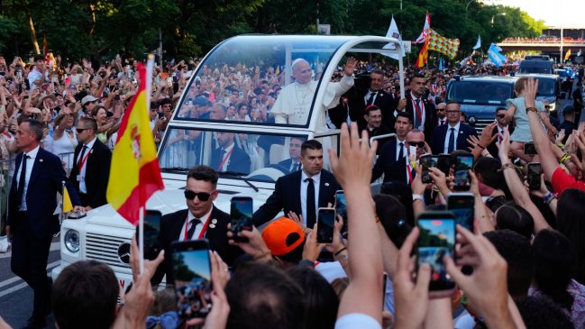 La polarización, los más vulnerables y los jóvenes, ejes del primer día del papa en España
