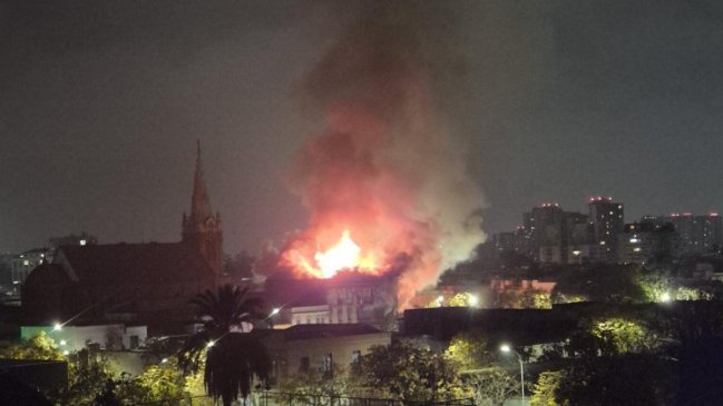 Incendio y derrumbe de casona patrimonial moviliza a Bomberos en el Barrio Yungay