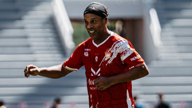 Ronaldinho lanzó su primer álbum musical con figuras internacionales