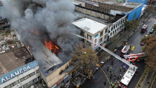 Incendio destruyó al menos a cinco locales comerciales en la Alameda