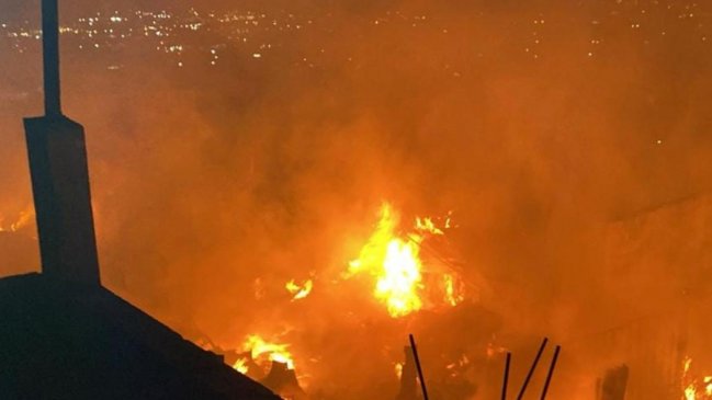 Antofagasta: un menor murió en gigantesco incendio en campamento