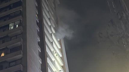 Santiago Centro: Incendio que comenzó en piso 16 dejó dos lesionados y obligó evacuación masiva