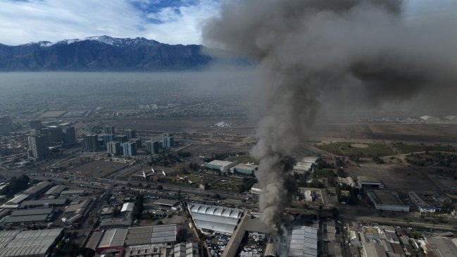 Incendio de neumáticos en Cerrillos supera las 24 horas e instala debate sobre fiscalización y control