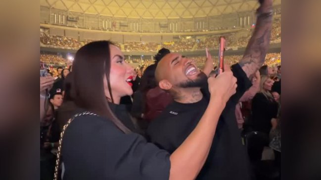 [VIDEO] ¡En primera fila! Arturo Vidal y Sonia Isaza disfrutaron con todo el show de Ricardo Arjona