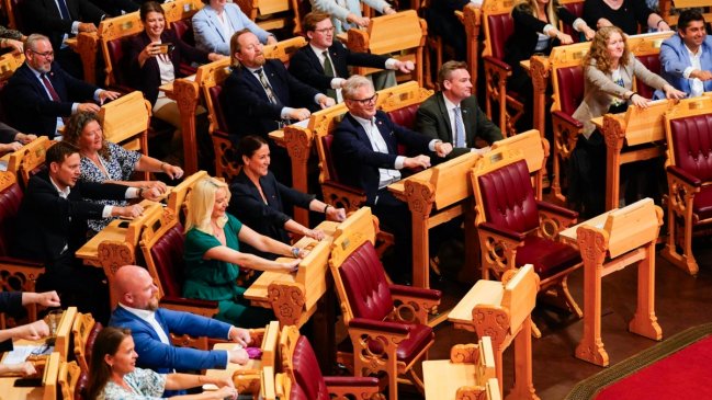[VIDEO] Diputados noruegos animaron a su selección en el Mundial remando al estilo vikingo