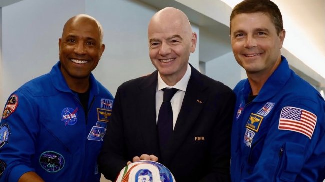 Del espacio al Mundial: Tripulantes de Artemis II entregaron balón de duelo entre Países Bajos y Suecia