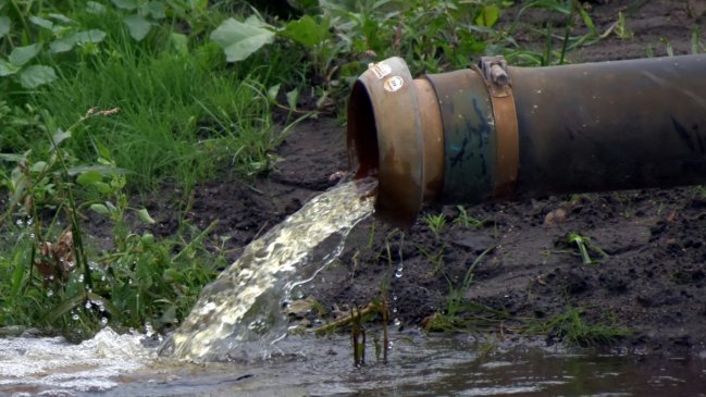 Contraloría detectó vertido de aguas servidas sin tratar en el río Palena