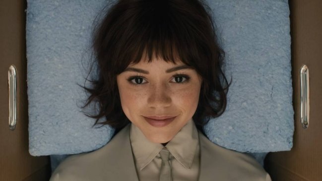 Jenna Ortega es una amiga artificial en la nueva película de Taika Waititi