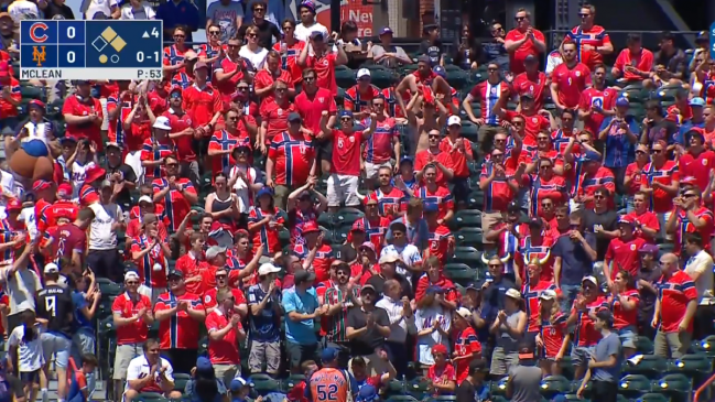 [VIDEO] El remo vikingo llegó al béisbol: Hinchas de Noruega se tomaron un partido de los Mets
