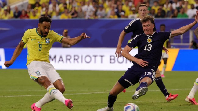 Guimaraes la cedió y Cunha remató de primera para el tercero de Brasil sobre Escocia