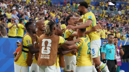   Brasil avanzó en el Mundial como líder de grupo y Neymar debutó en goleada a Escocia 