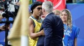 Encuentro de leyendas: El abrazo entre Ancelotti y Ronaldinho previo al partido de Brasil