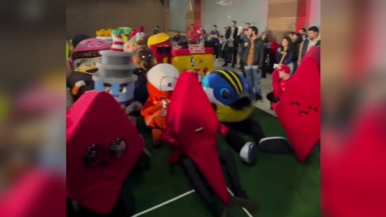   ¡El remo vikingo! Corpóreos recrearon el viral festejo noruego en el Metro de Santiago 