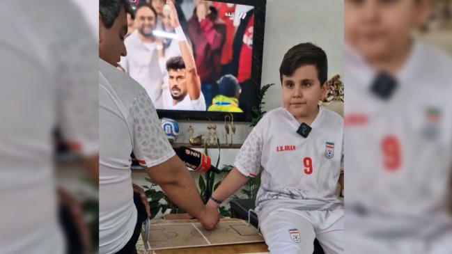 [VIDEO] Un padre iraní se hizo viral por narrar los goles del Mundial a su hijo ciego