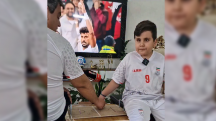   [VIDEO] Un padre iraní se hizo viral por narrar los goles del Mundial a su hijo ciego 