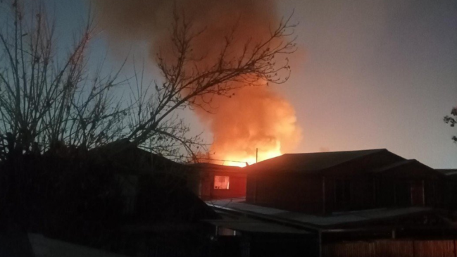 Incendio en Peñalolén afectó a viviendas, alcanzó tendido eléctrico y provocó corte de luz