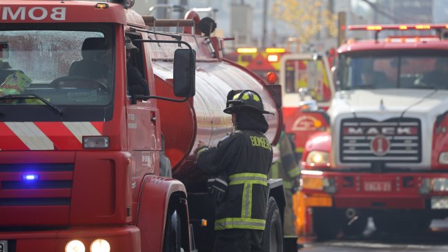 Incendio obligó a evacuar edificio en Santiago Centro: indagan posible intencionalidad