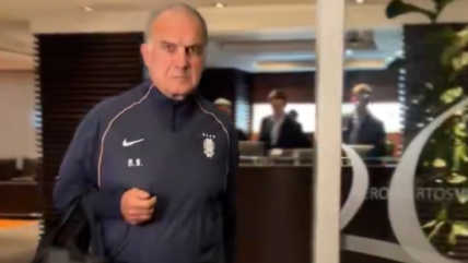 [VIDEO] Marcelo Bielsa volvió en silencio a Uruguay tras el fracaso en el Mundial