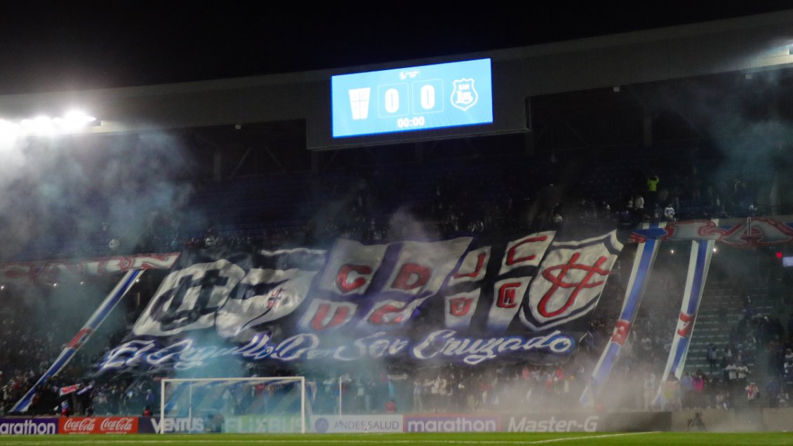 Universidad Católica castigó por seis años a hincha que lanzó objeto en el Claro Arena
