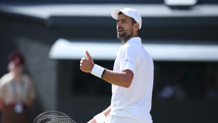  Djokovic pasó a cuartos de Wimbledon y superó el récord ganador de Federer 