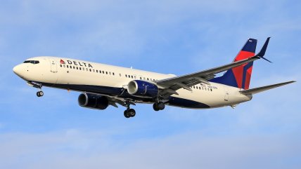   Avión de Delta Air Lines fue impactado por fuegos artificiales al aterrizar en Chicago 