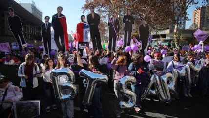   ARMY de todo Chile marcharon para exigir los shows de BTS en el Estadio Nacional 
