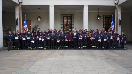  Gobierno homenajeó a rescatistas de Bomberos tras misión humanitaria en Venezuela  