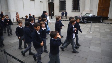   Grandes y chicos hicieron fila para cruzar por los patios de La Moneda 