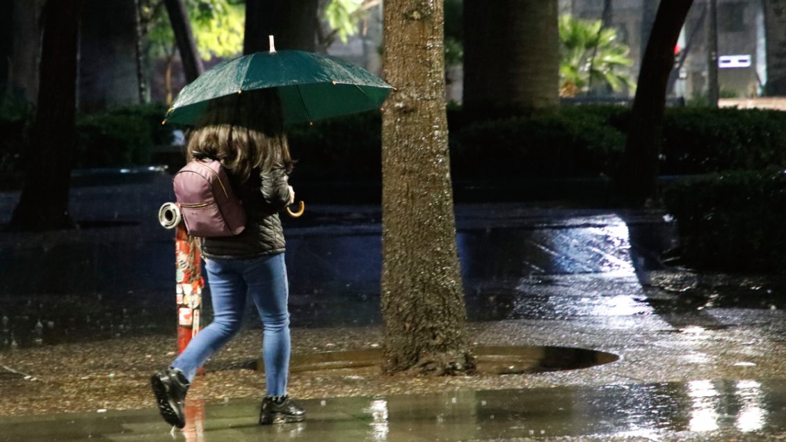 Alerta en la RM por sistema frontal con isoterma alta: Senapred advierte riesgo de remociones en masa