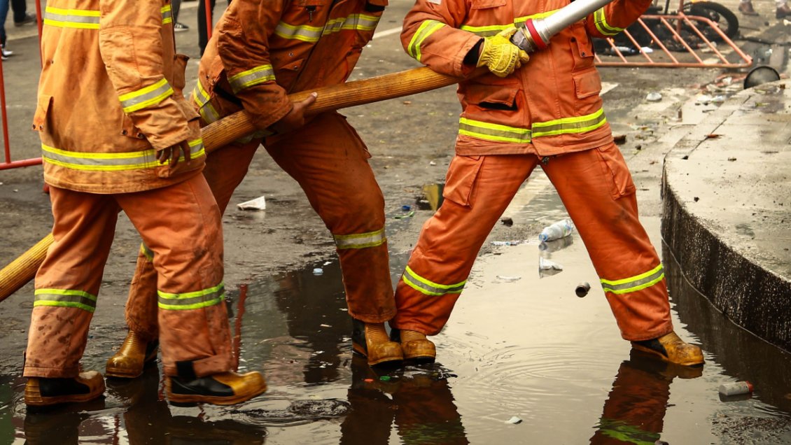 Al menos 27 personas fallecieron en grave incendio en un pub de Bangkok