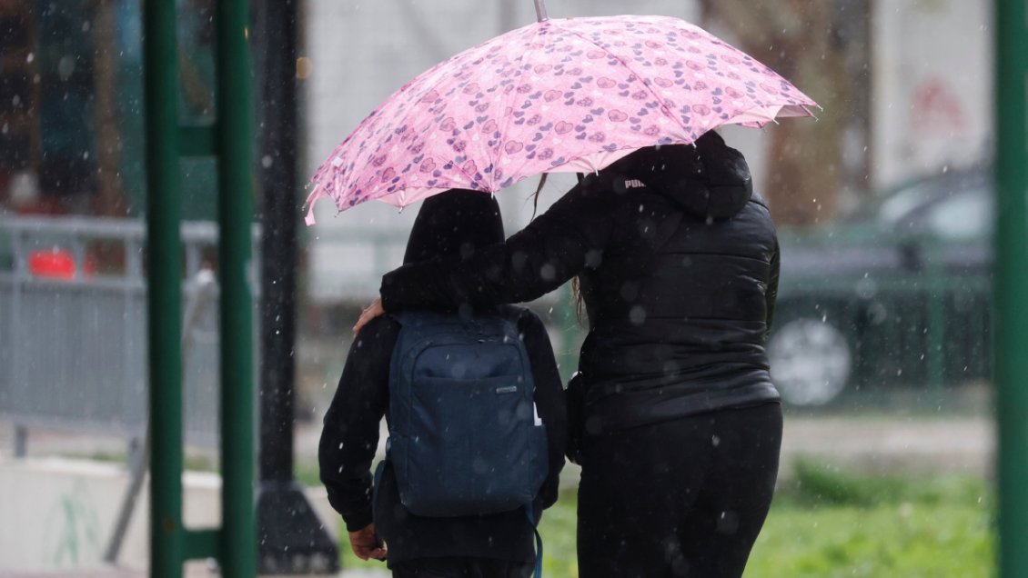 Alerta por tren de sistemas frontales en Chile: Pronostican hasta 200 mm de agua y vientos de 50 km/h