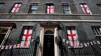  Residencia del primer ministro británico amaneció repleta de banderas de Inglaterra 