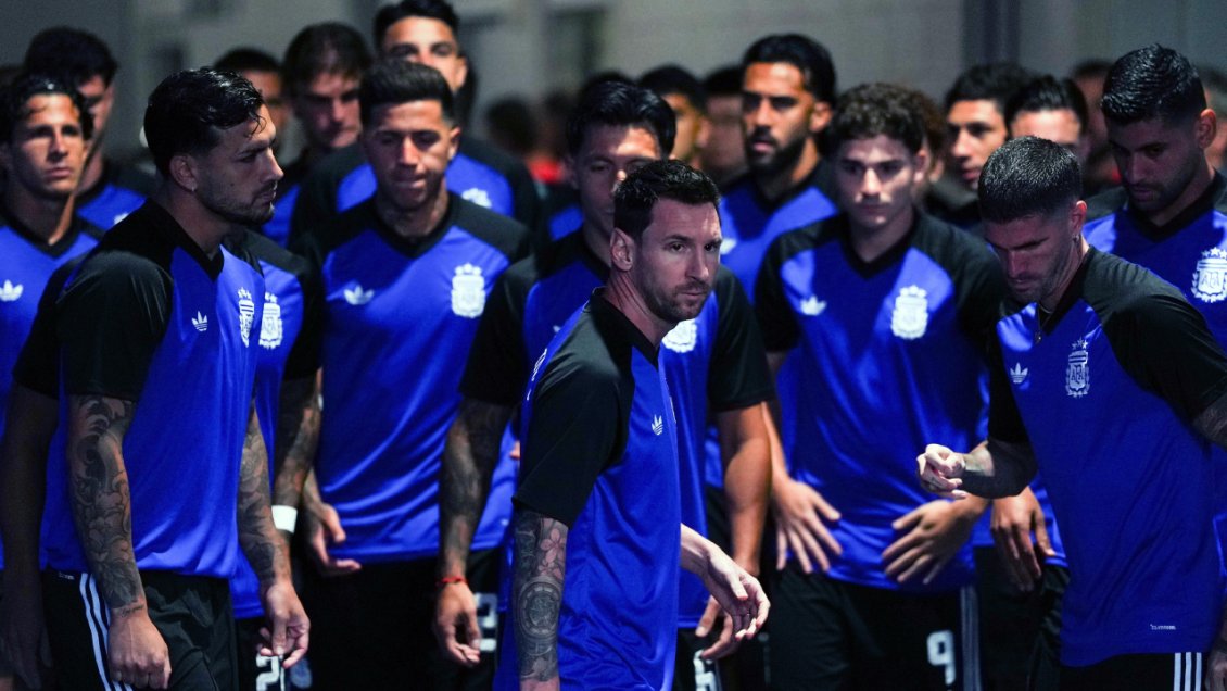 Argentina arriesga sanción por lienzo sobre las Malvinas tras victoria sobre Inglaterra