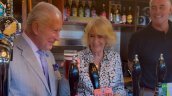 Rey Carlos III tomó cerveza y bromeó sobre la derrota de Inglaterra: 